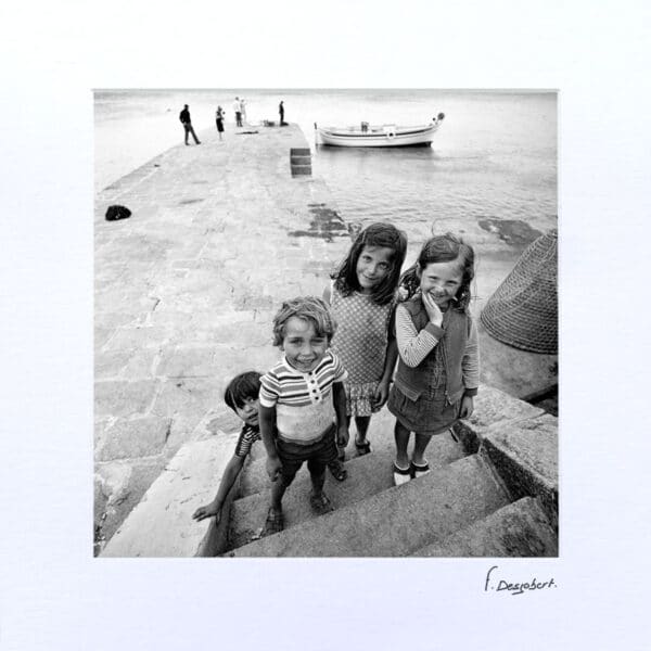 Passe-Partout - Enfants sur le quai des pêcheurs, l'Ile Rousse