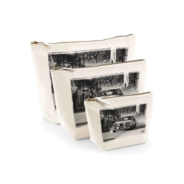 Pochette à Accessoires | Datsun Violet GT sur le Tour de Corse, Ghisoni
