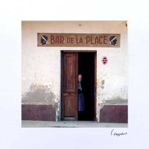 Passe-Partout - Le bar de la place, Corbara